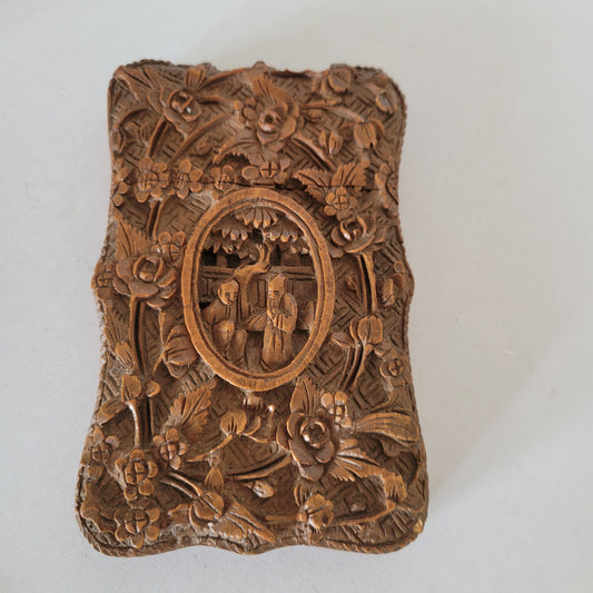 Boite sculpée en bois rangement aiguilles à coudre