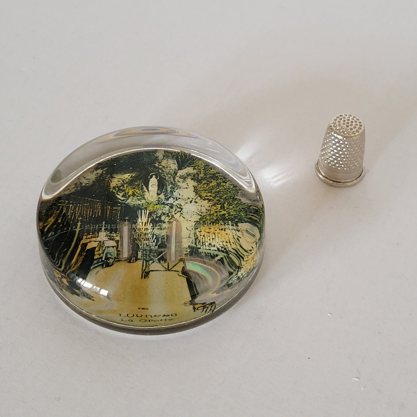 Presse papier en verre " Grotte de Lourdes "