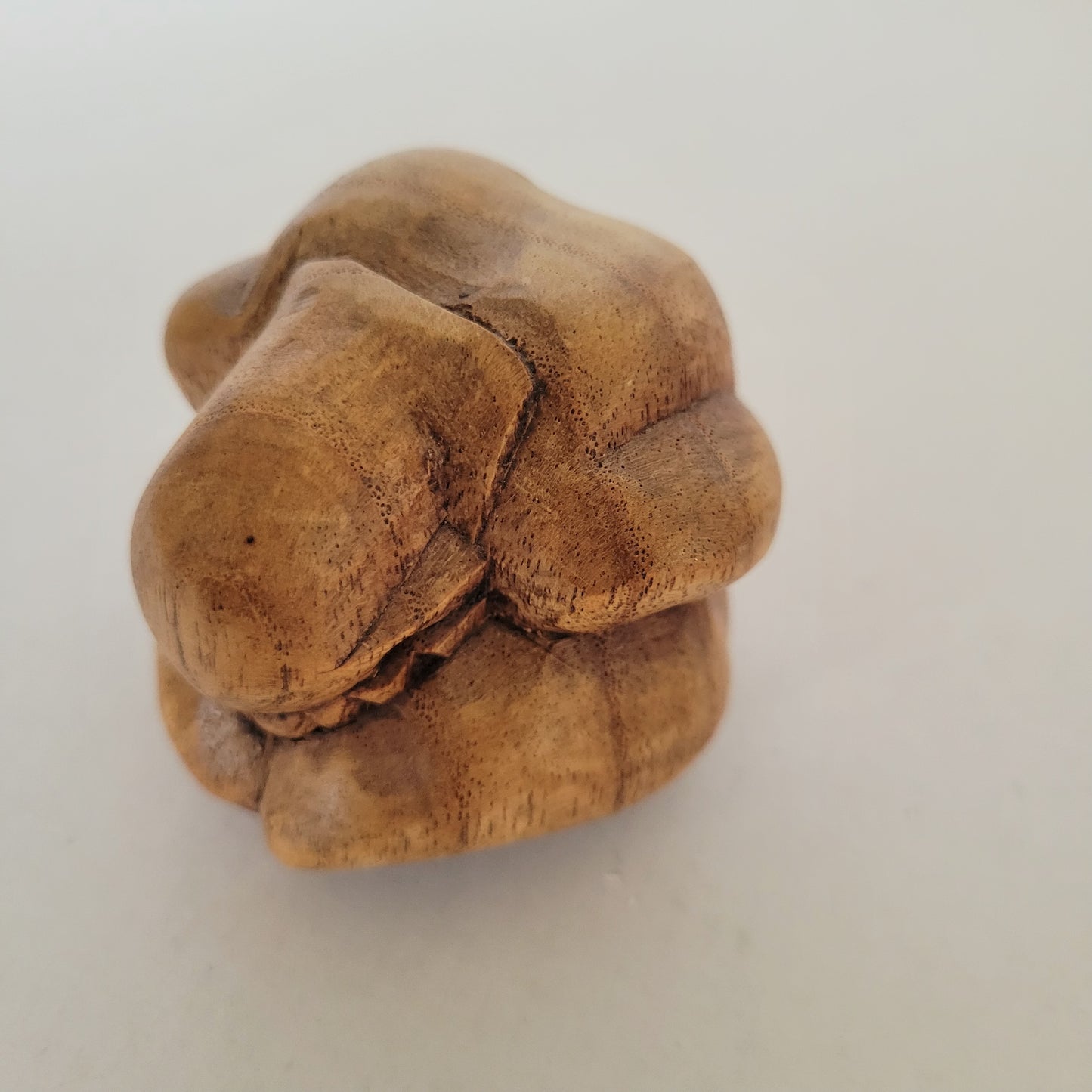 Sculpture en bois. Bouddha pleureur.