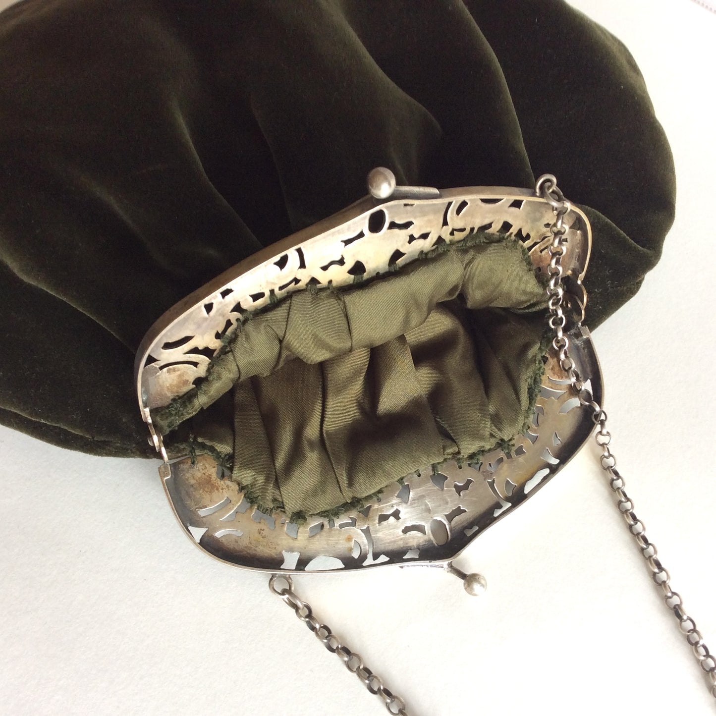 Sac en velours vert et monture argenté. Années 40