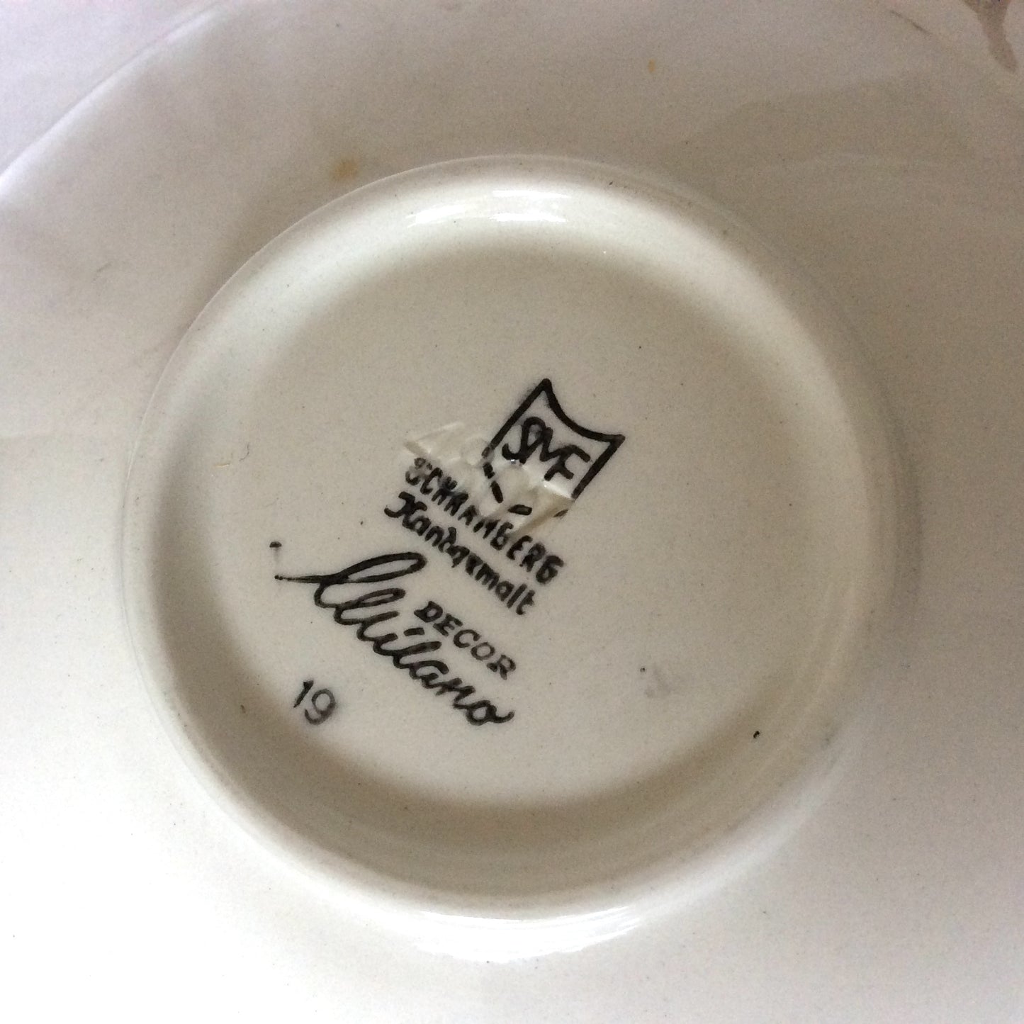 SCHRAMBERG, coupe en céramique colorée.