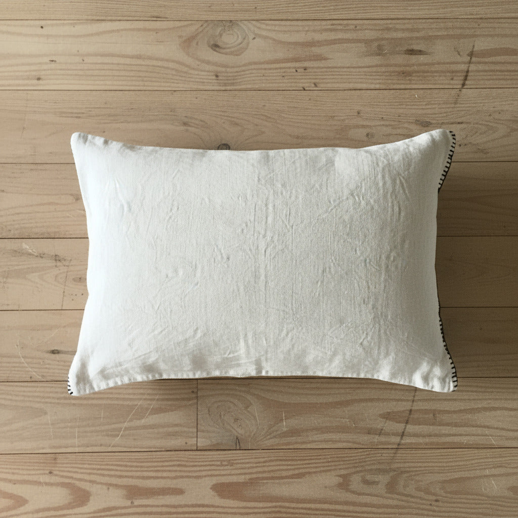 Grand coussin brodé main en lin.