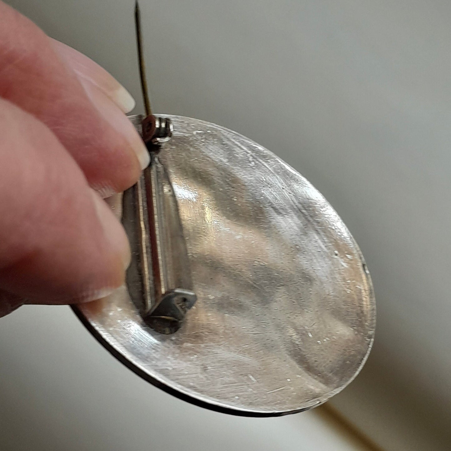 Broche en métal argenté, FIORE