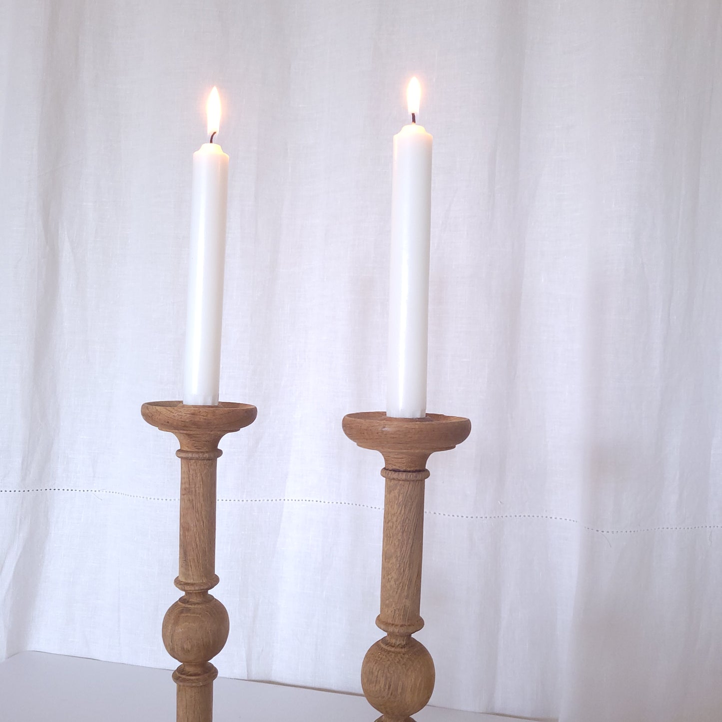 Grands bougeoirs en bois sculpté