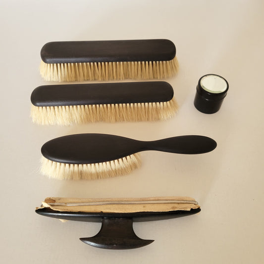 Nécessaire de toilette en ébène.