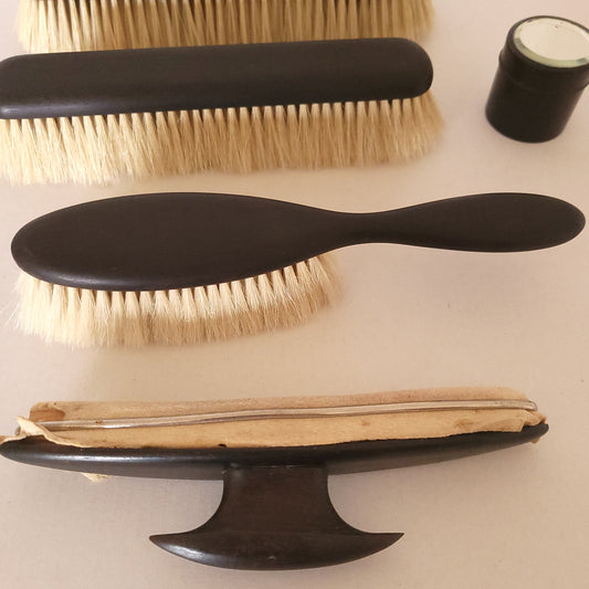 Nécessaire de toilette en ébène.