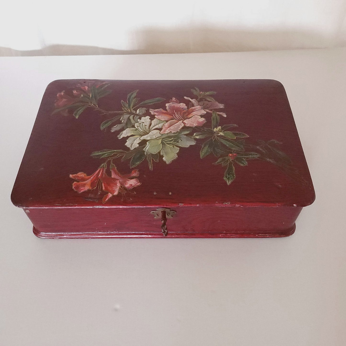 Boîte en bois Art nouveau au décor floral