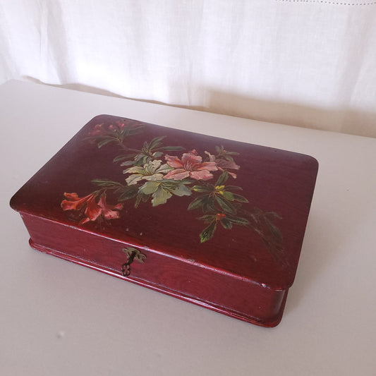 Boîte en bois Art nouveau au décor floral