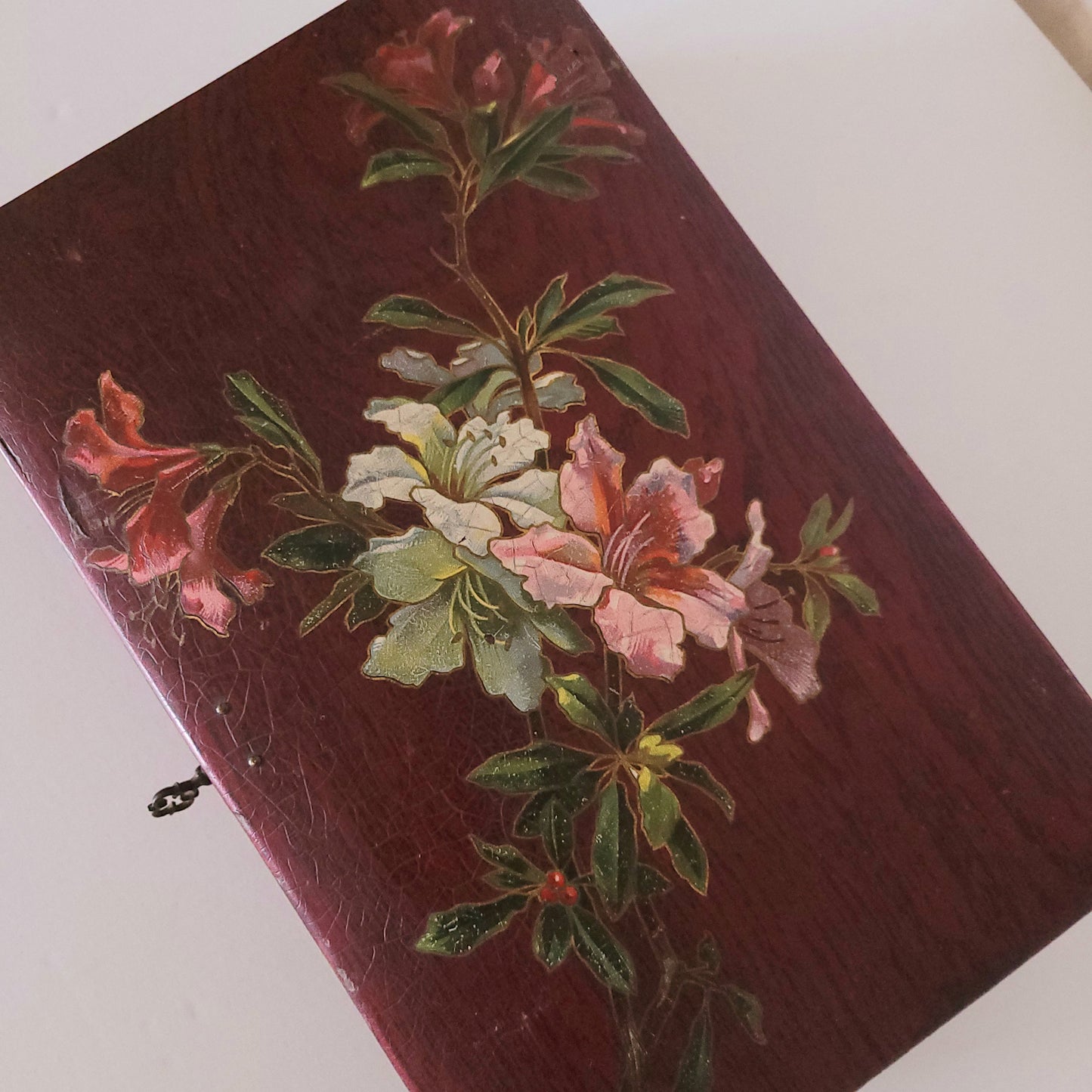 Boîte en bois Art nouveau au décor floral