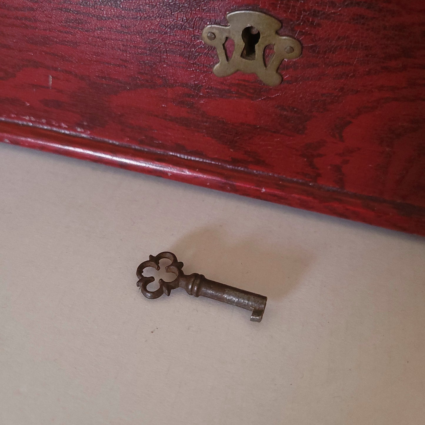 Boîte en bois Art nouveau au décor floral