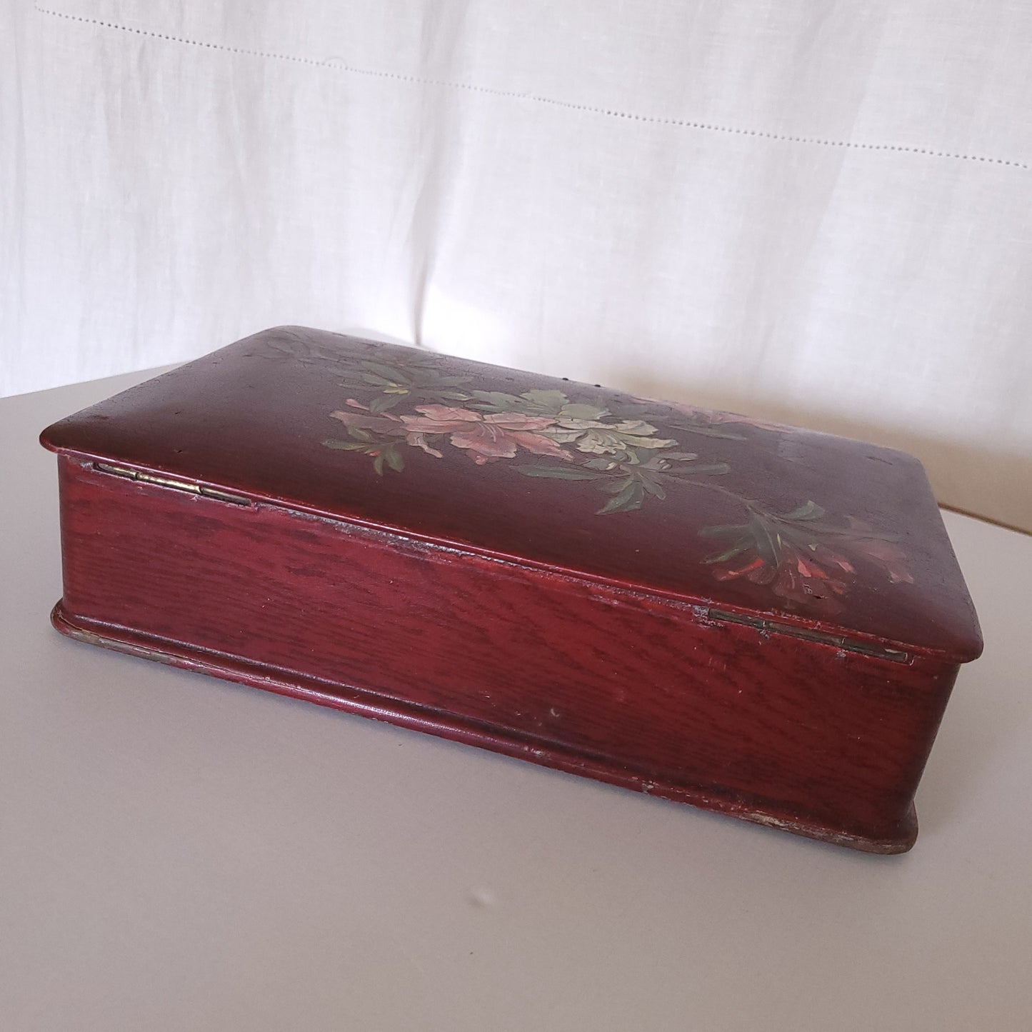 Boîte en bois Art nouveau au décor floral