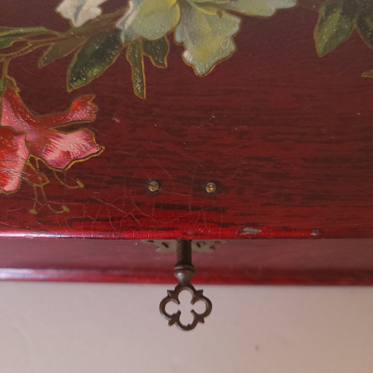 Boîte en bois Art nouveau au décor floral