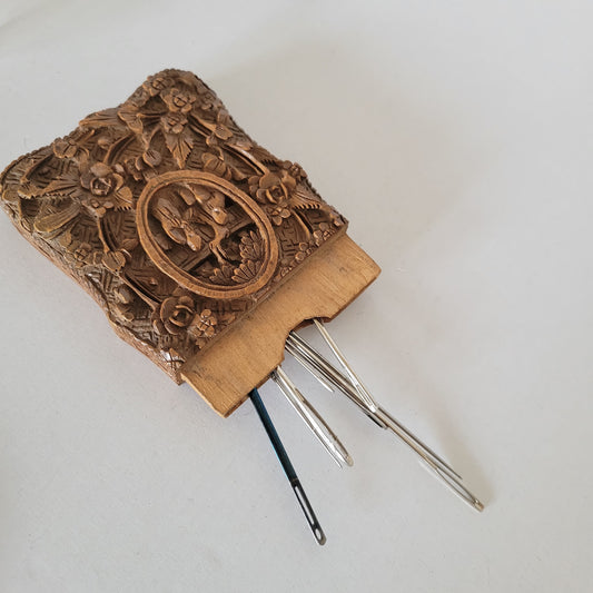 Boite sculpée en bois rangement aiguilles à coudre