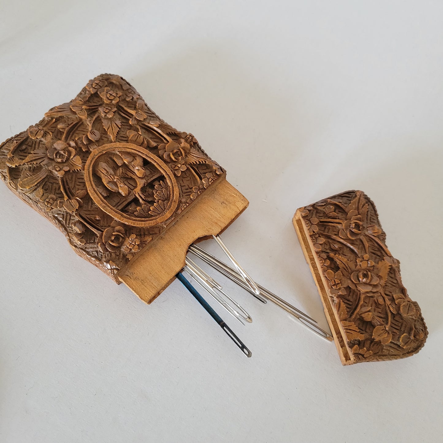 Boite sculpée en bois rangement aiguilles à coudre