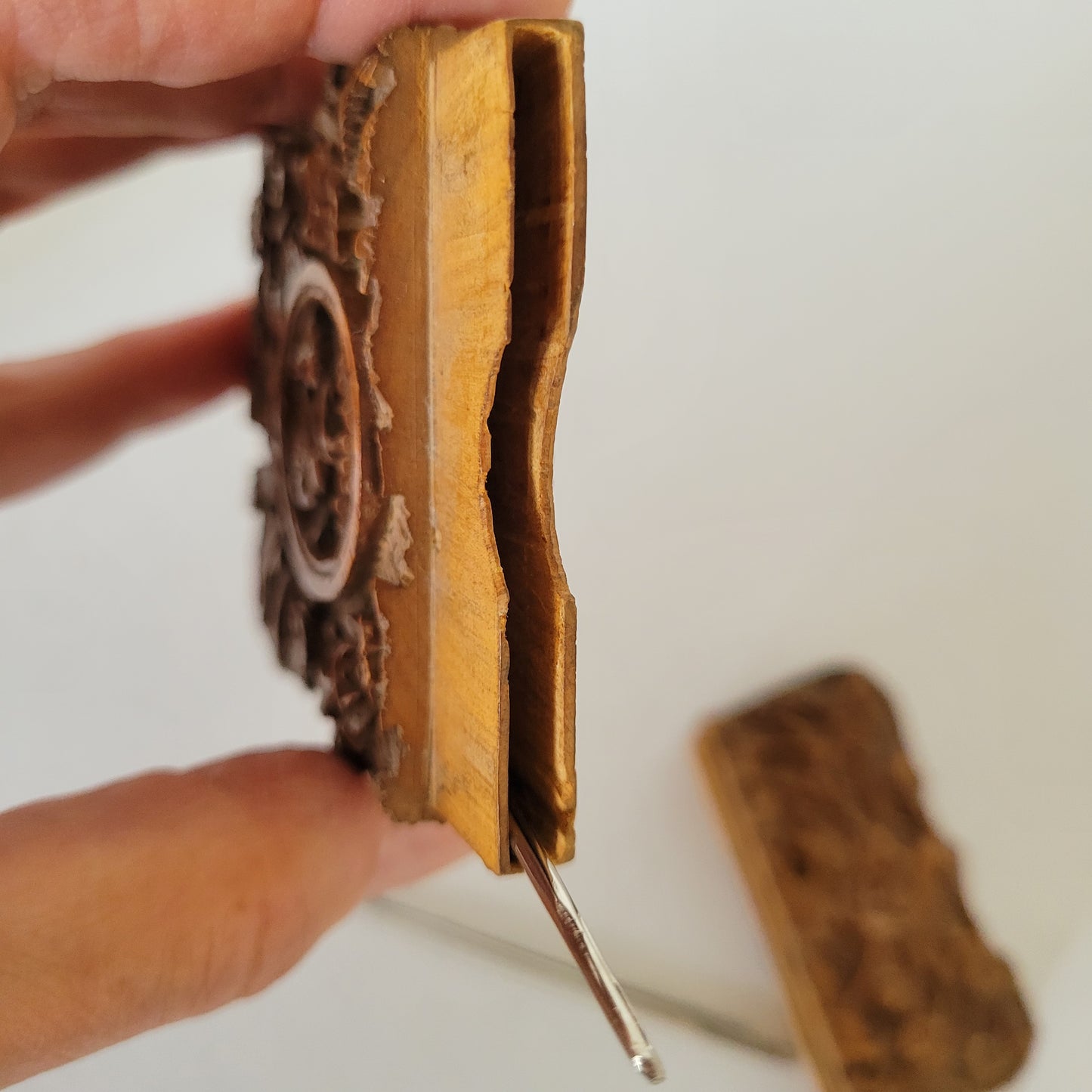 Boite sculpée en bois rangement aiguilles à coudre