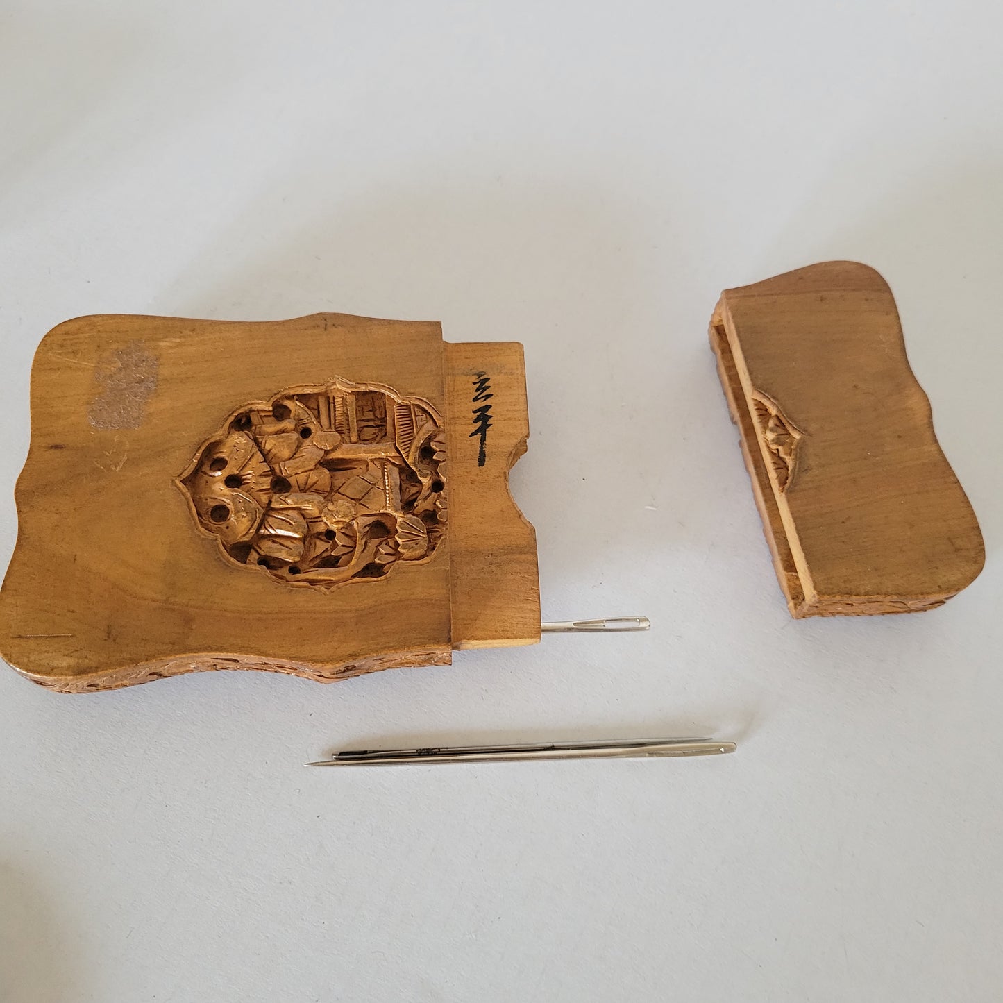 Boite sculpée en bois rangement aiguilles à coudre