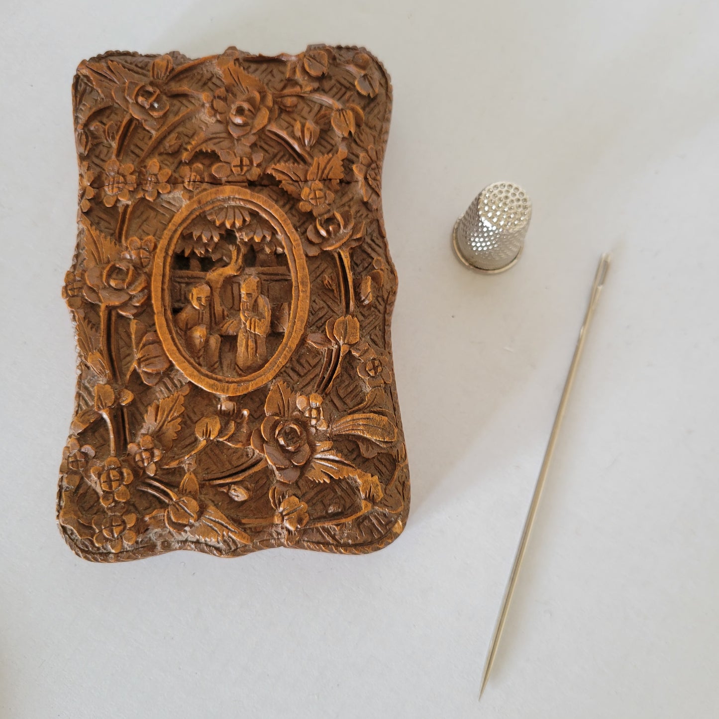 Boite sculpée en bois rangement aiguilles à coudre