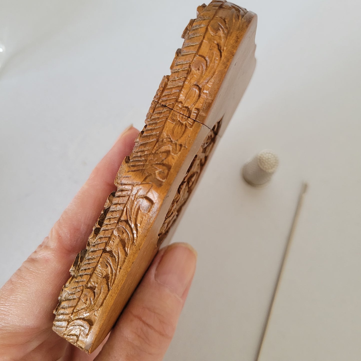 Boite sculpée en bois rangement aiguilles à coudre