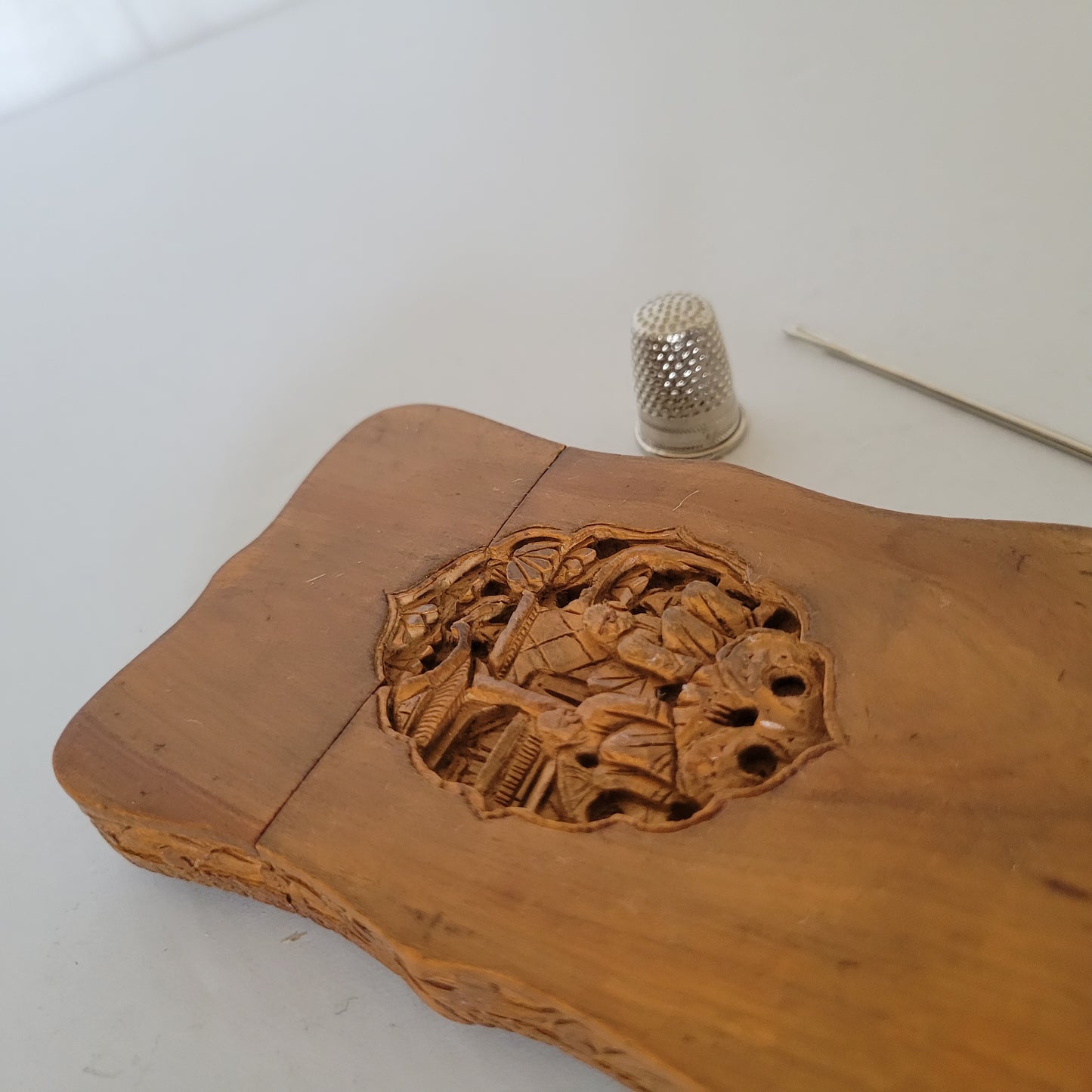 Boite sculpée en bois rangement aiguilles à coudre