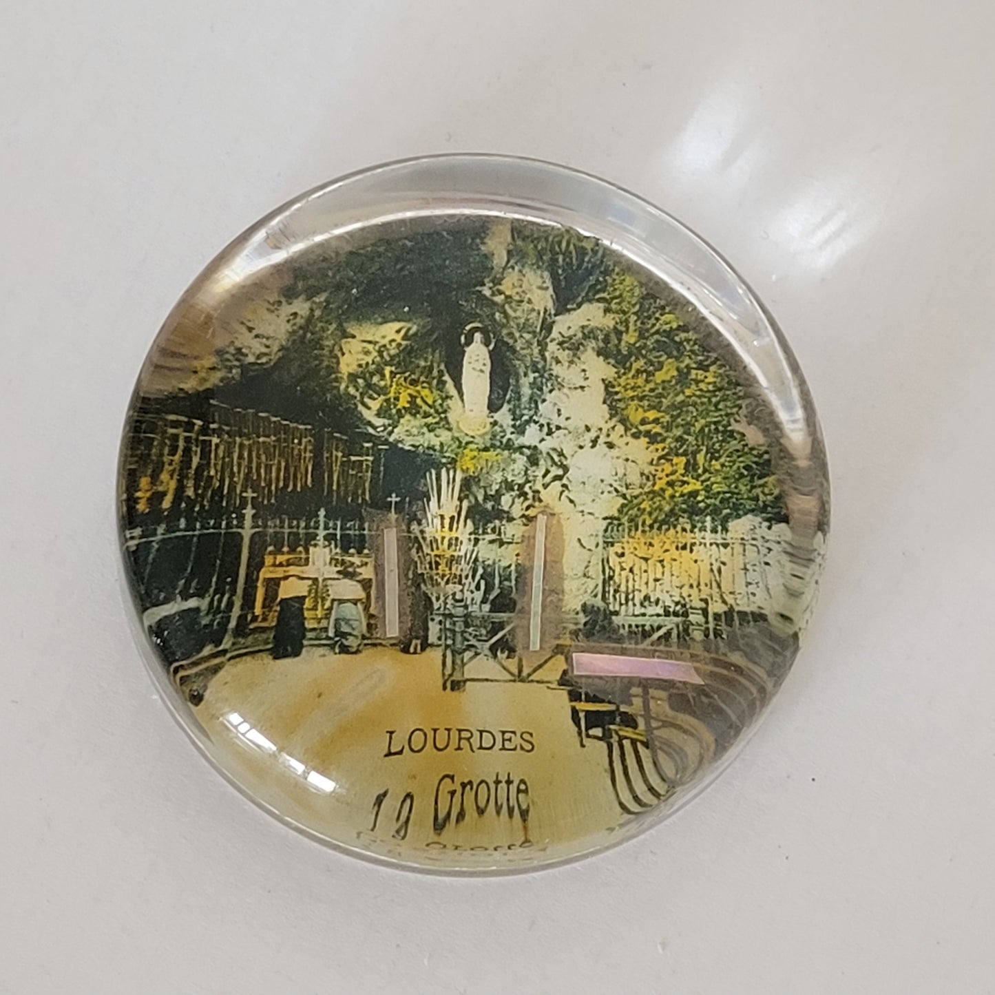 Presse papier en verre " Grotte de Lourdes "