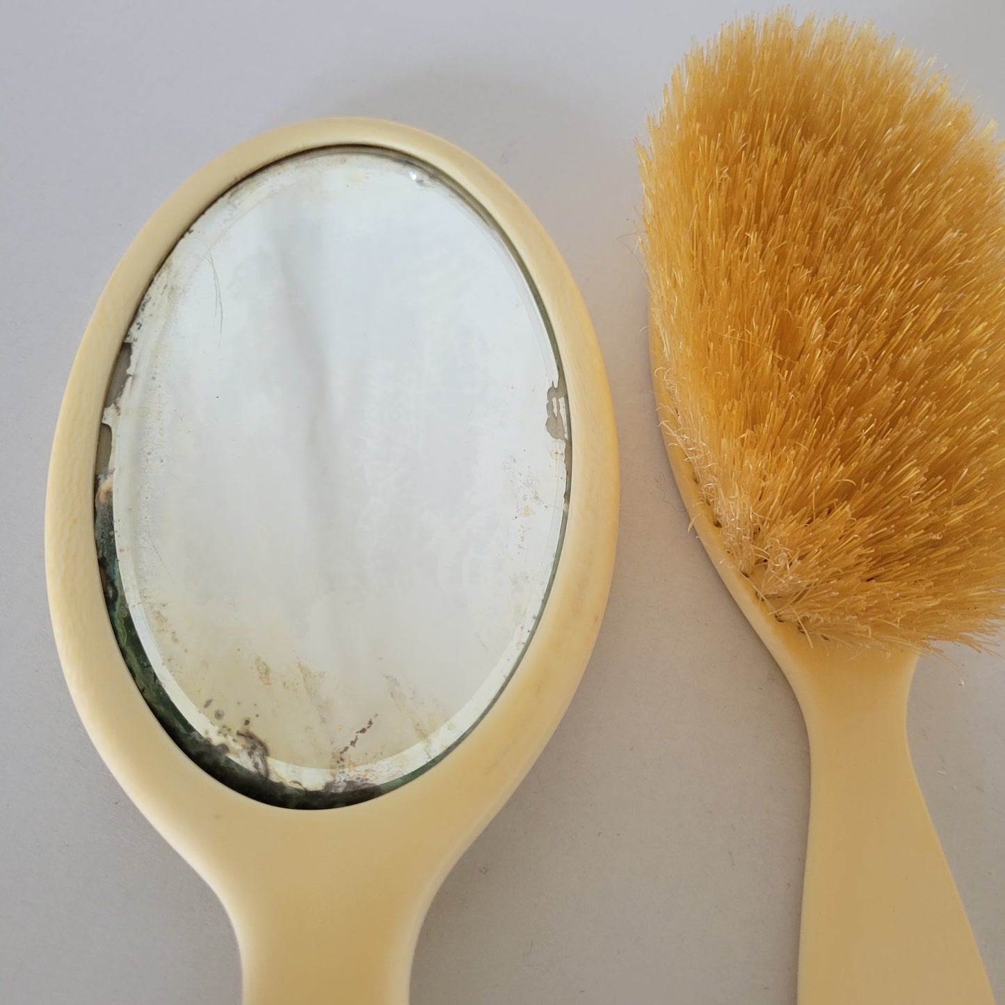 Brosse et miroir en ivoire, époque Art déco