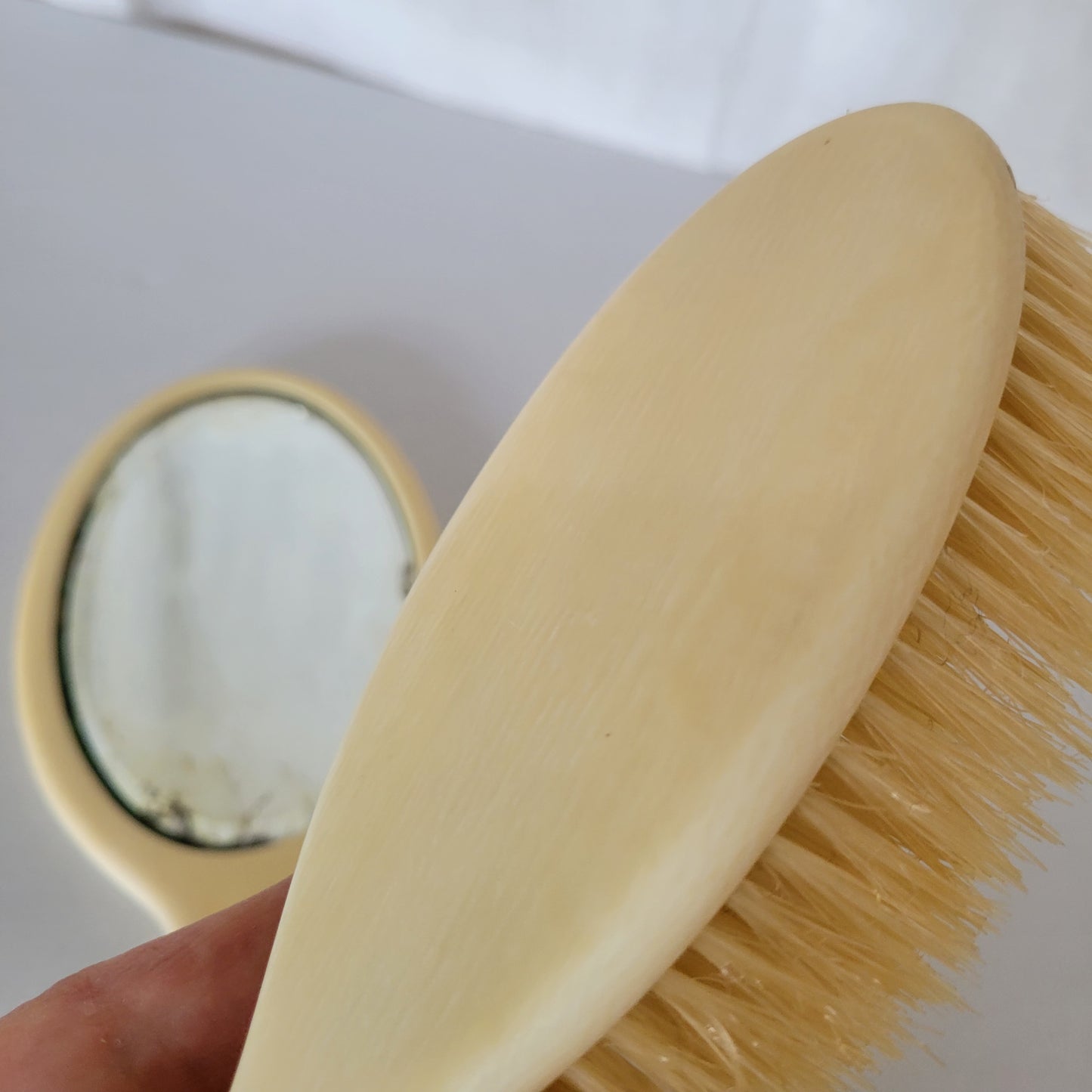 Brosse et miroir en ivoire, époque Art déco