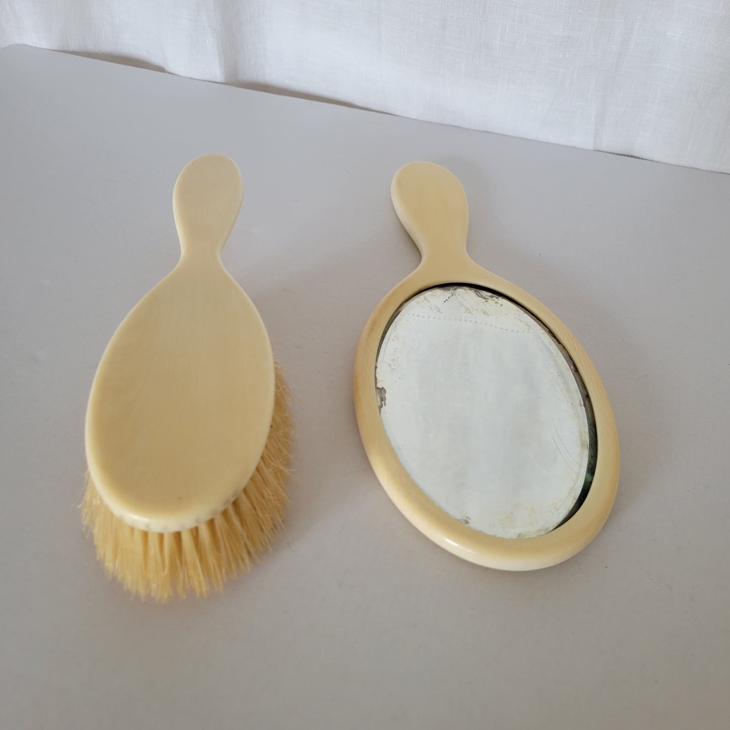Brosse et miroir en ivoire, époque Art déco