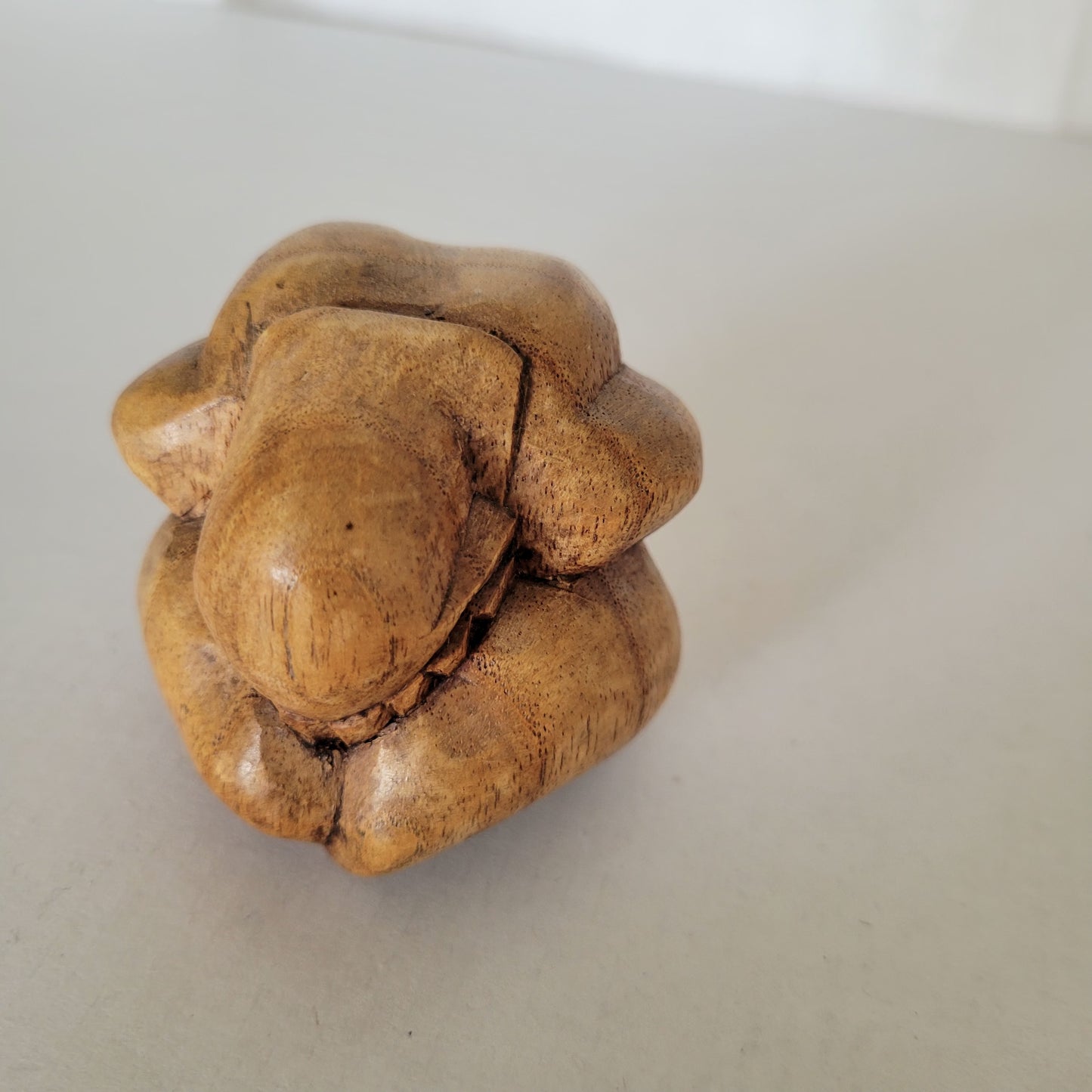 Sculpture en bois. Bouddha pleureur.