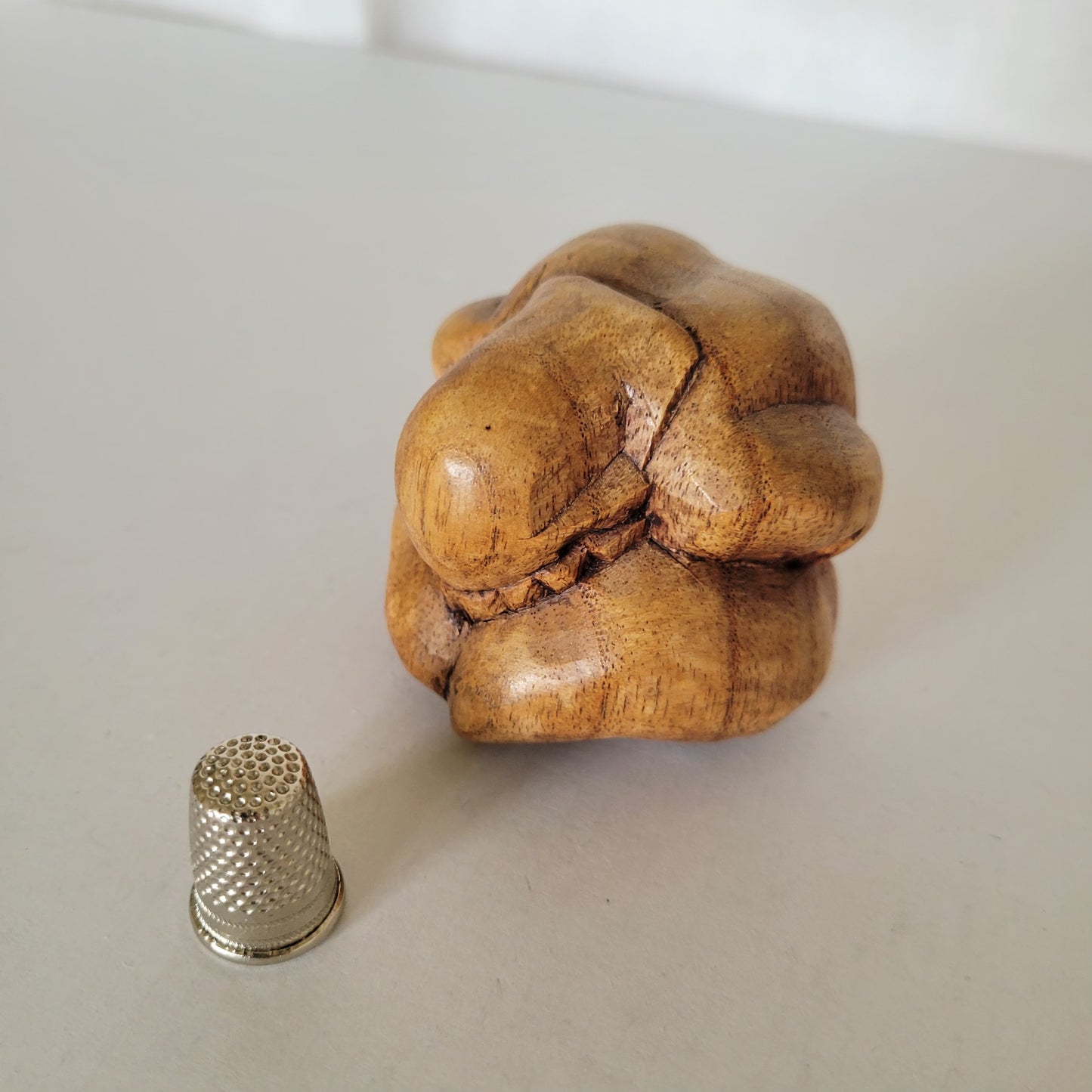 Sculpture en bois. Bouddha pleureur.