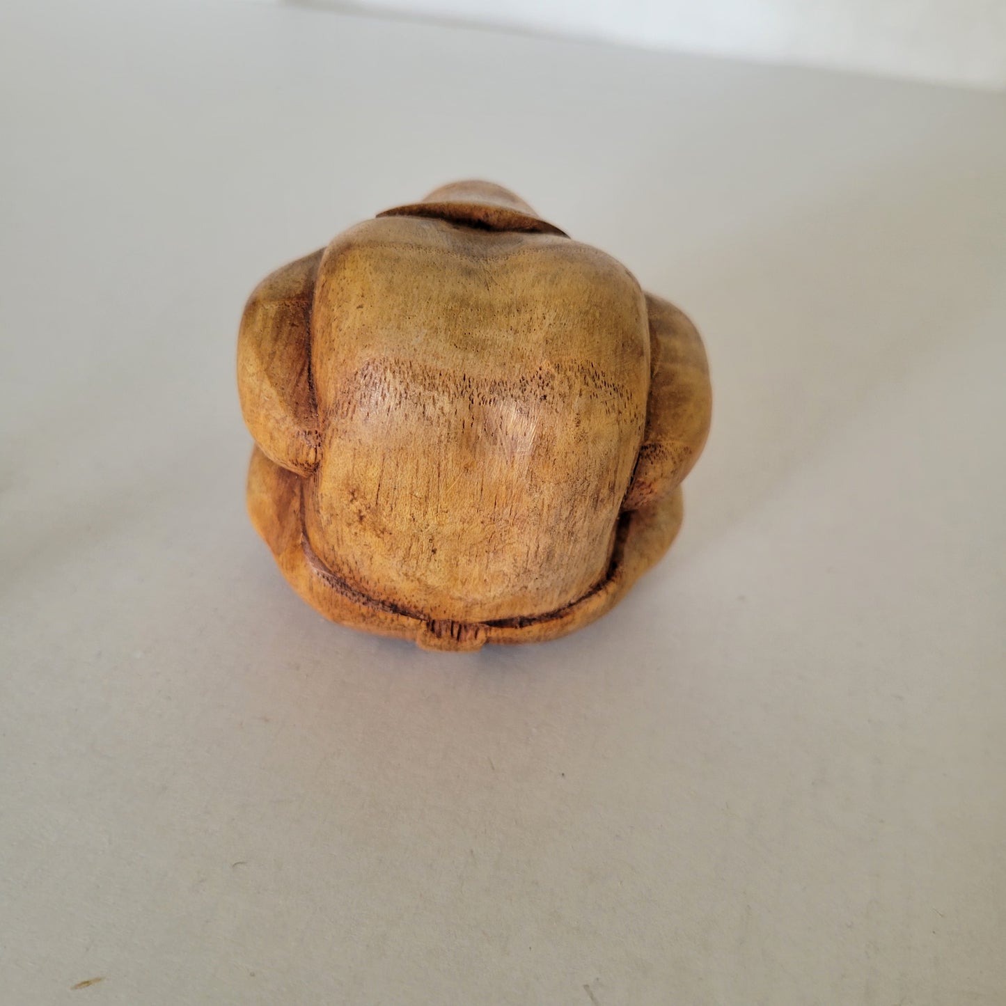 Sculpture en bois. Bouddha pleureur.