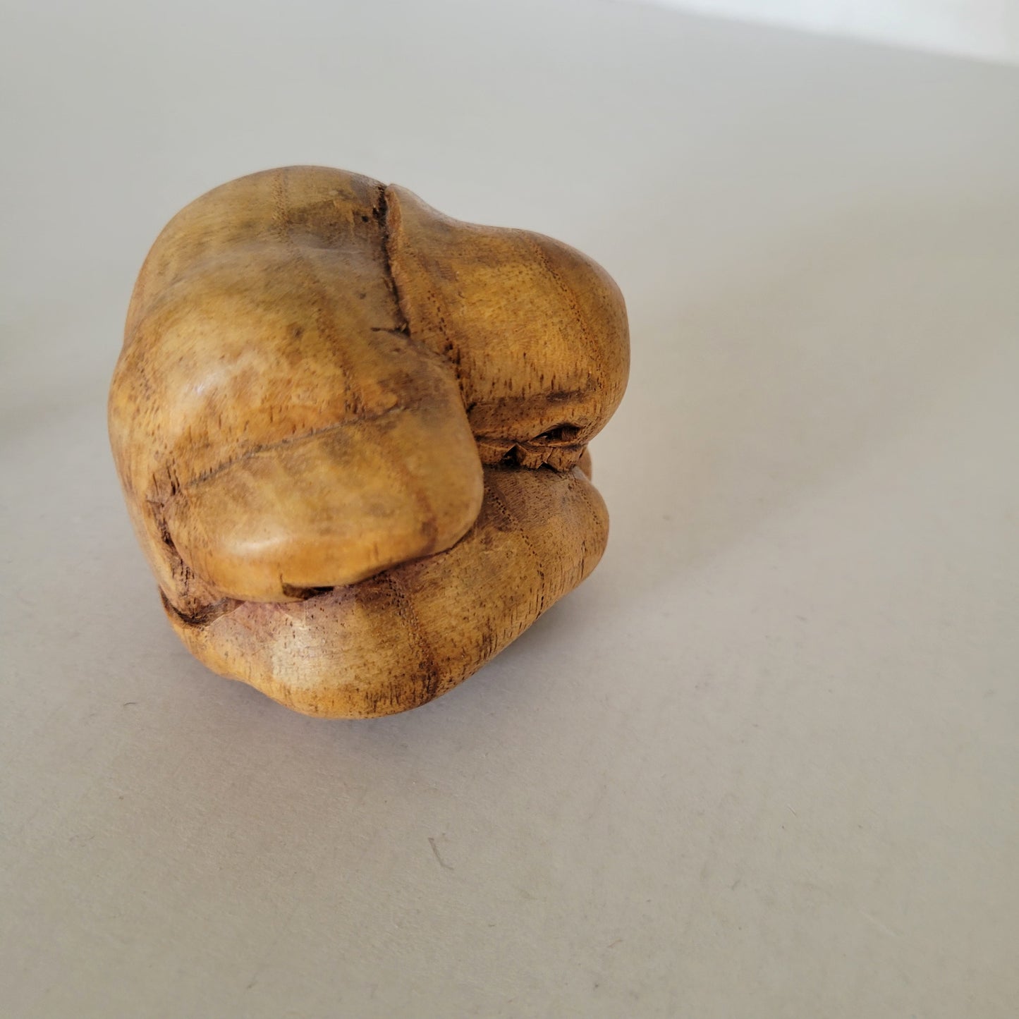 Sculpture en bois. Bouddha pleureur.