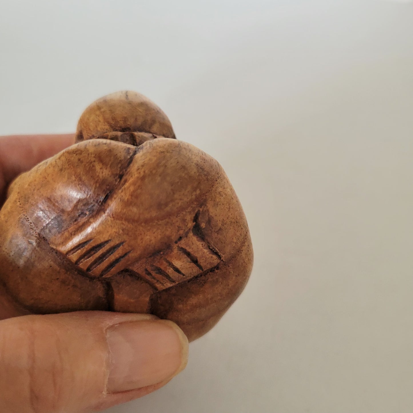 Sculpture en bois. Bouddha pleureur.