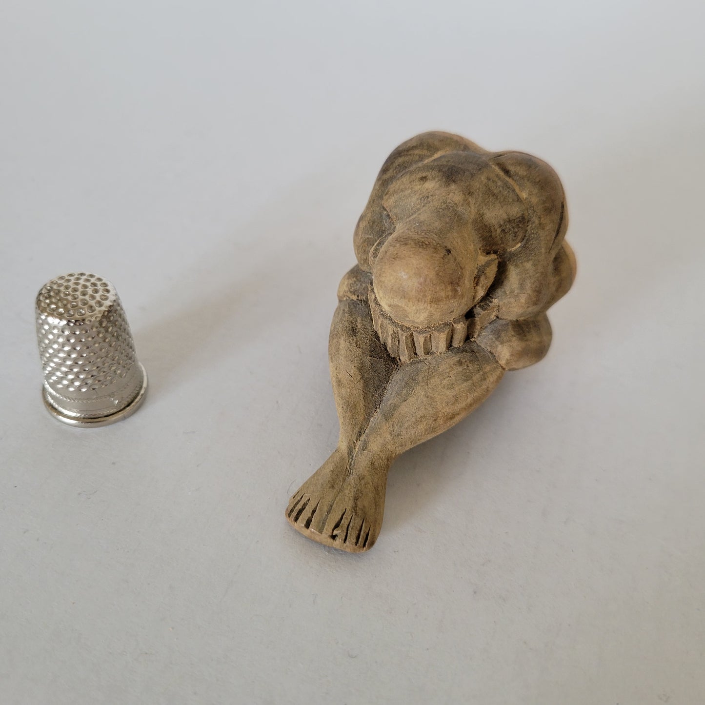 Petite sculpture en bois sculptée à la main