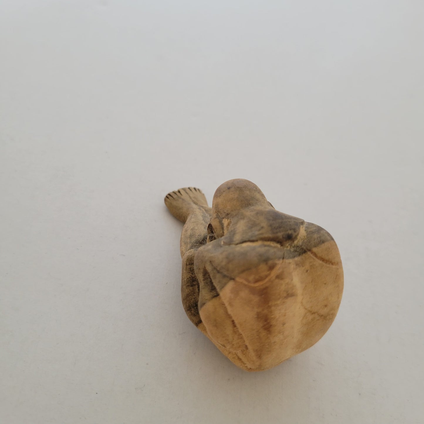 Petite sculpture en bois sculptée à la main