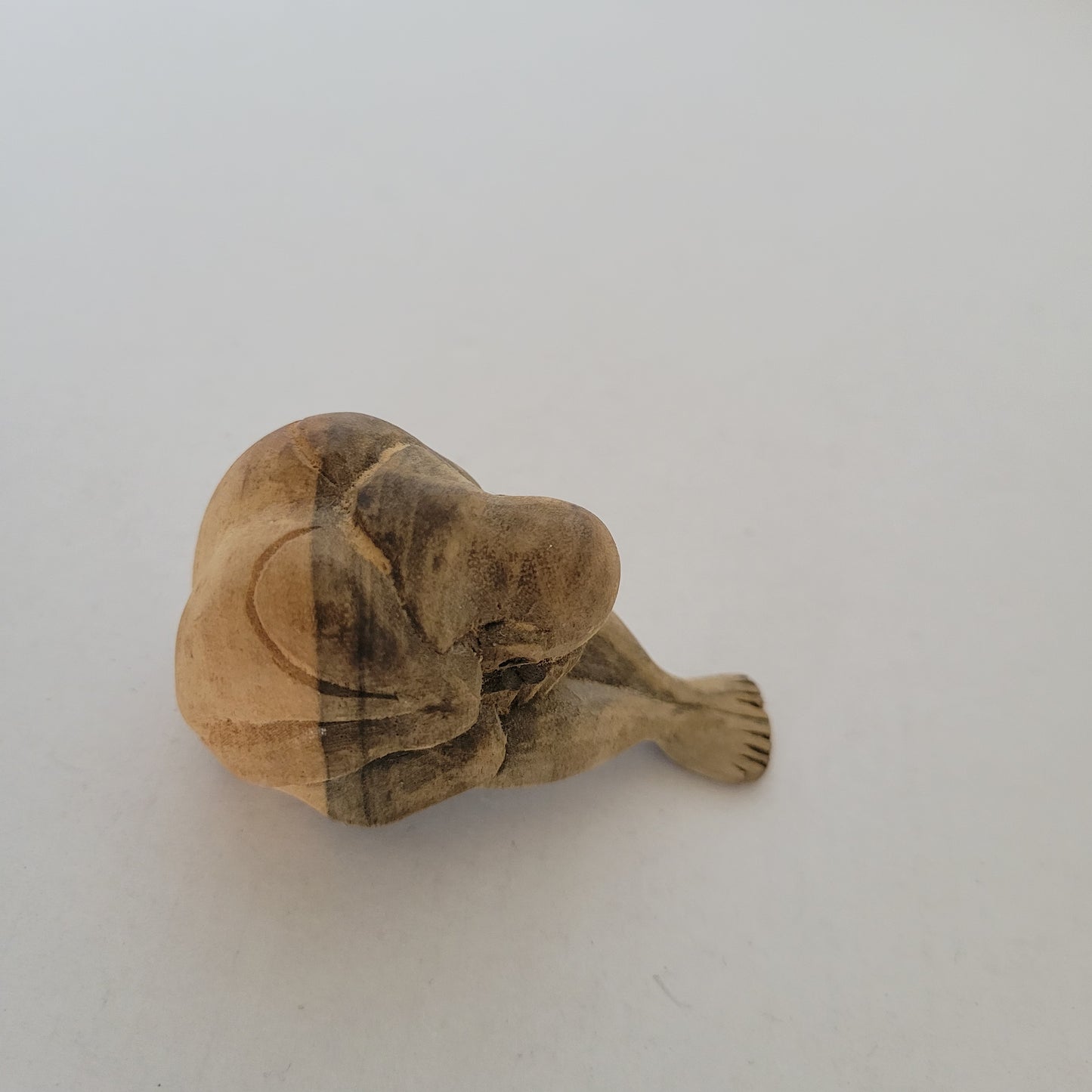 Petite sculpture en bois sculptée à la main