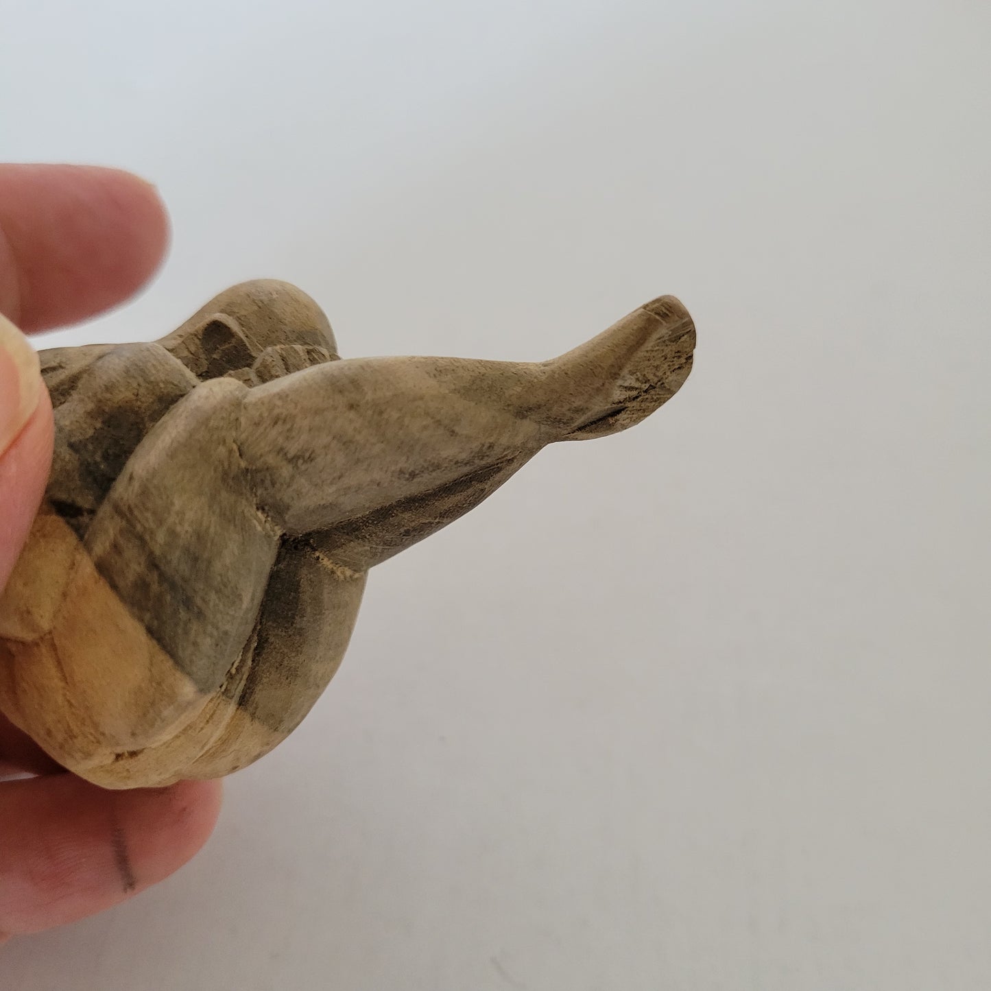 Petite sculpture en bois sculptée à la main