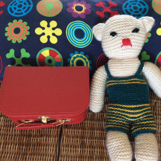 Ours tricoté main. et sa mallette rouge