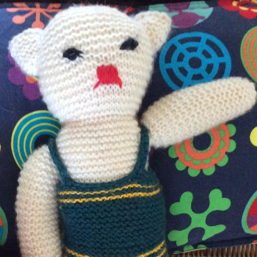 Ours tricoté main. et sa mallette rouge