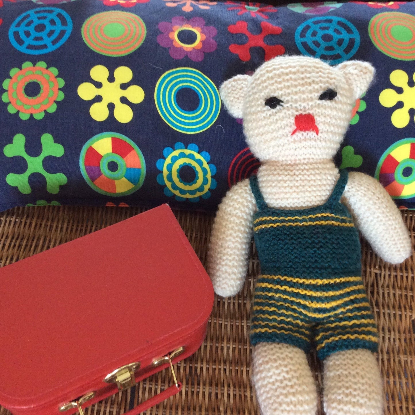 Ours tricoté main. et sa mallette rouge