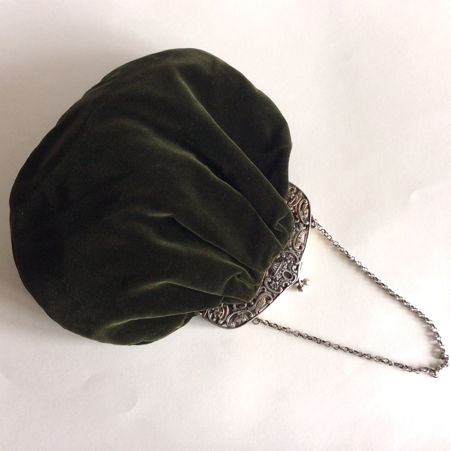 Sac en velours vert et monture argenté. Années 40