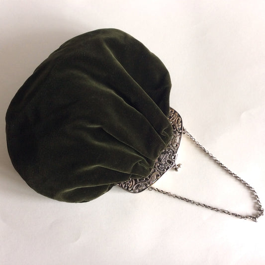 Sac en velours vert et monture argenté. Années 40