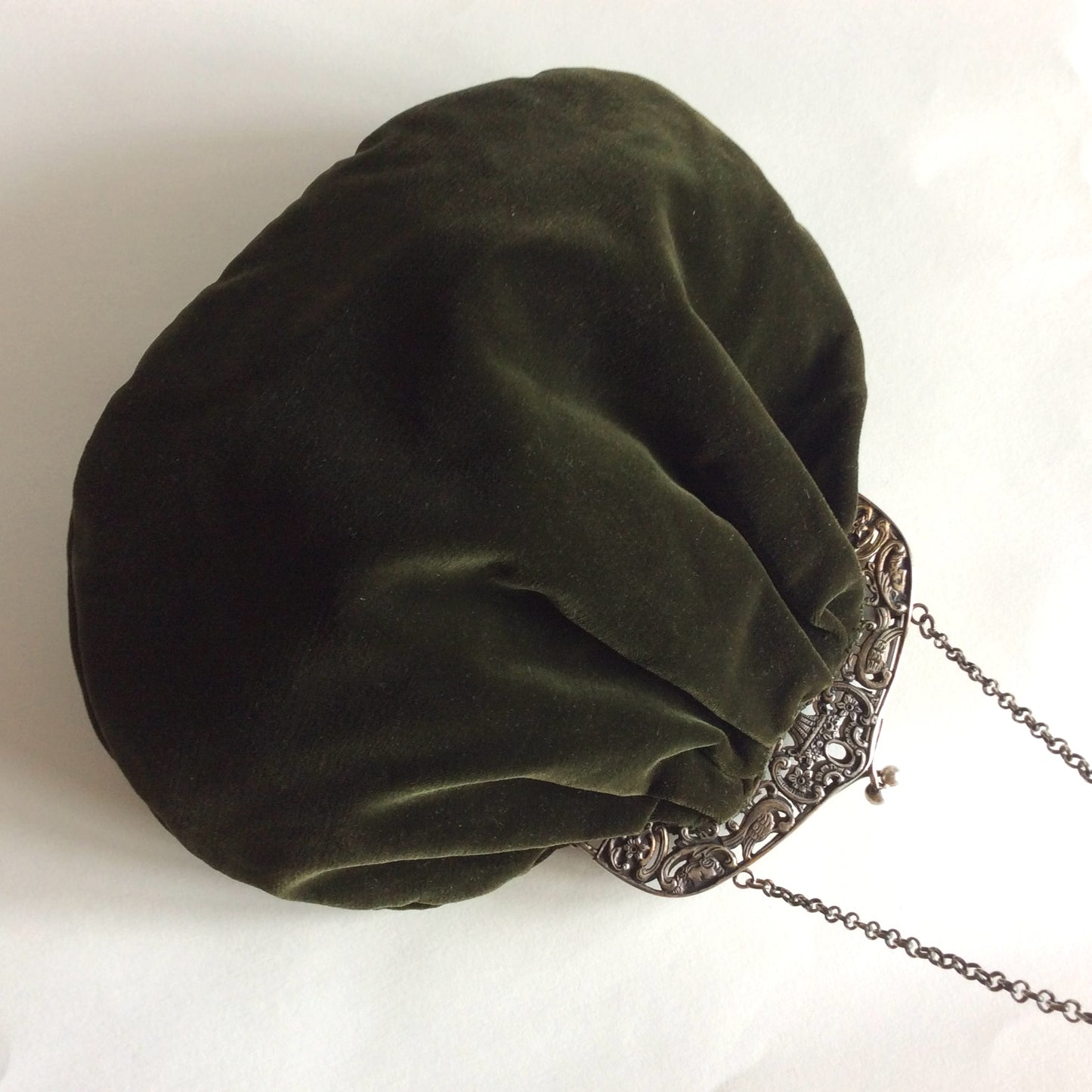 Sac en velours vert et monture argenté. Années 40