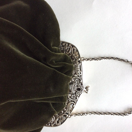 Sac en velours vert et monture argenté. Années 40