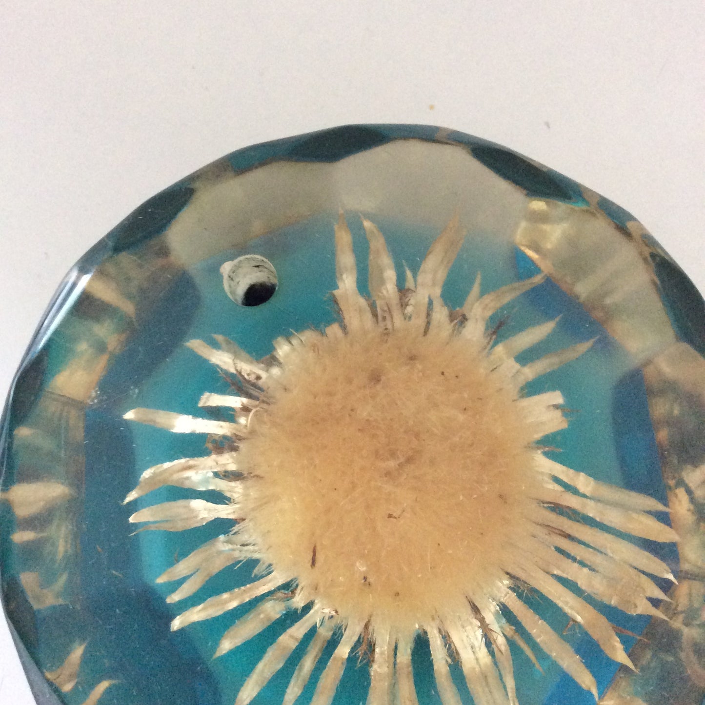 Porte stylo en résine. Année 60.