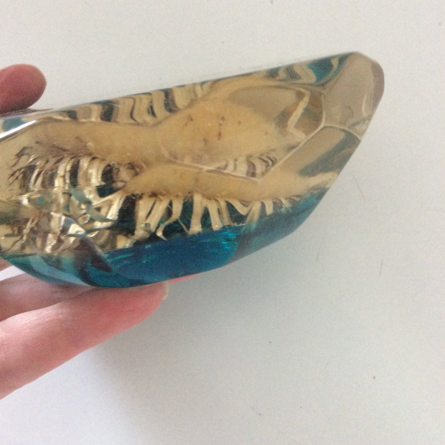 Porte stylo en résine. Année 60.