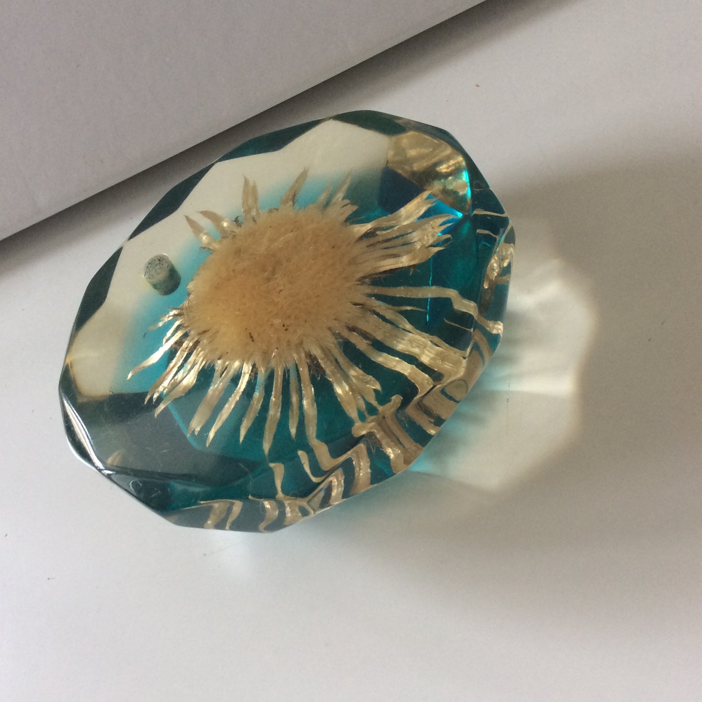 Porte stylo en résine. Année 60.