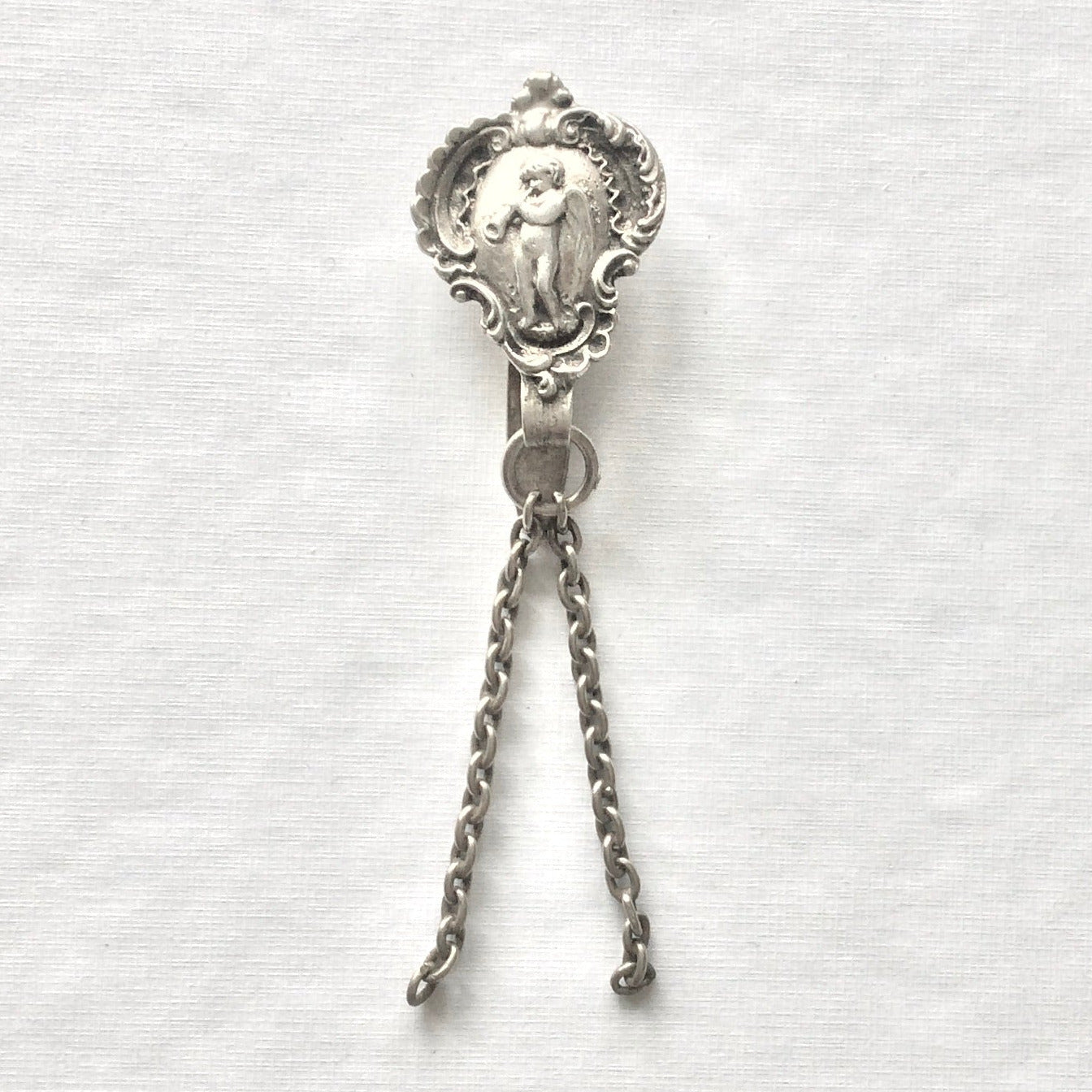 Châtelaine en argent massif représentant un ange, années 20