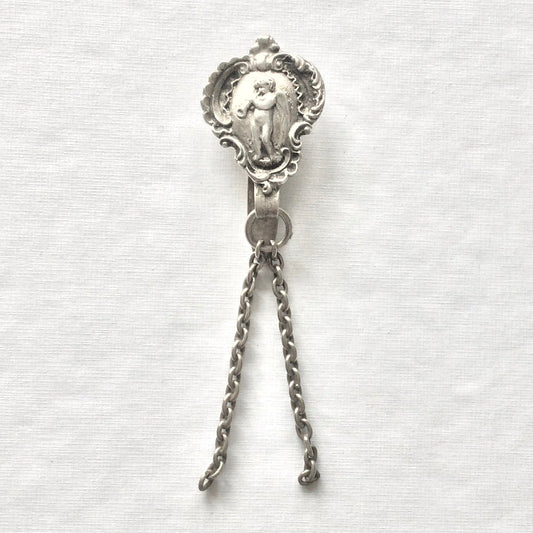 Châtelaine en argent massif représentant un ange, années 20