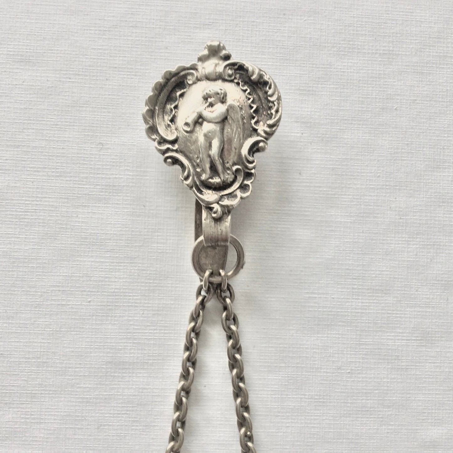 Châtelaine en argent massif représentant un ange, années 20