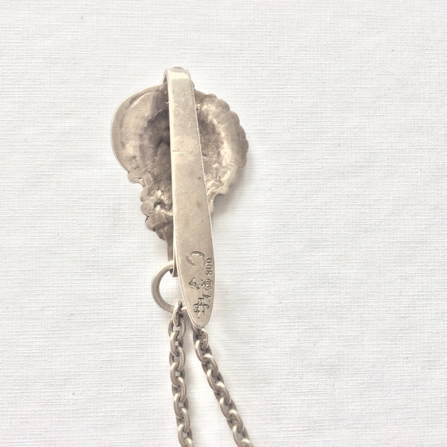 Châtelaine en argent massif représentant un ange, années 20